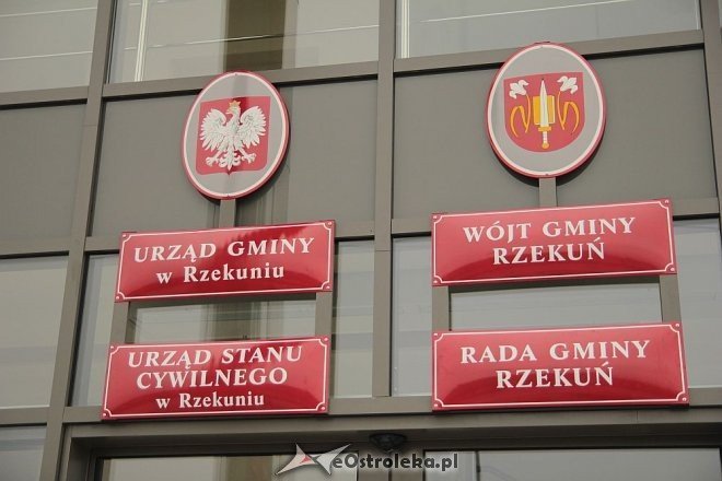 Odnowiony Urząd Gminy w Rzekuniu z większą ilością miejsc parkingowych [27.03.2014] - zdjęcie #8 - eOstroleka.pl