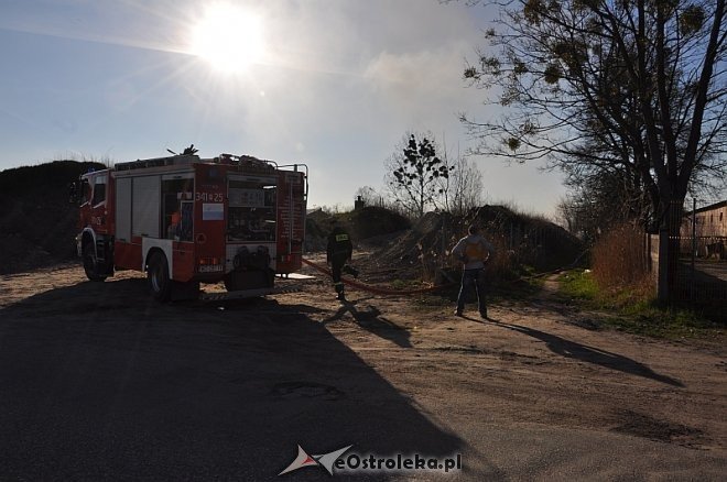 Pożar składowiska gruzu przy ul. Lokalnej [29.03.2014] - zdjęcie #1 - eOstroleka.pl