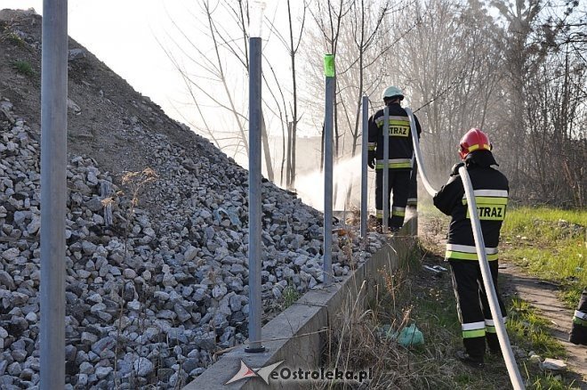 Pożar składowiska gruzu przy ul. Lokalnej [29.03.2014] - zdjęcie #3 - eOstroleka.pl