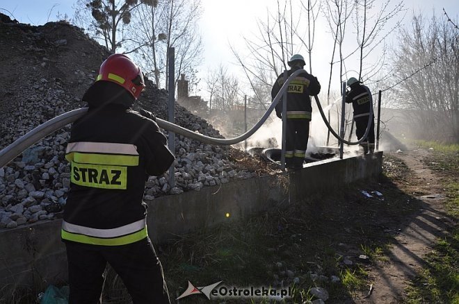 Pożar składowiska gruzu przy ul. Lokalnej [29.03.2014] - zdjęcie #4 - eOstroleka.pl