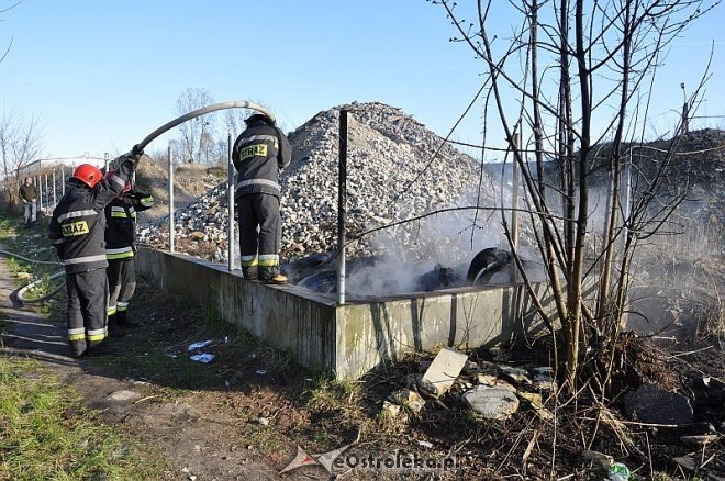 Pożar składowiska gruzu przy ul. Lokalnej [29.03.2014] - zdjęcie #6 - eOstroleka.pl