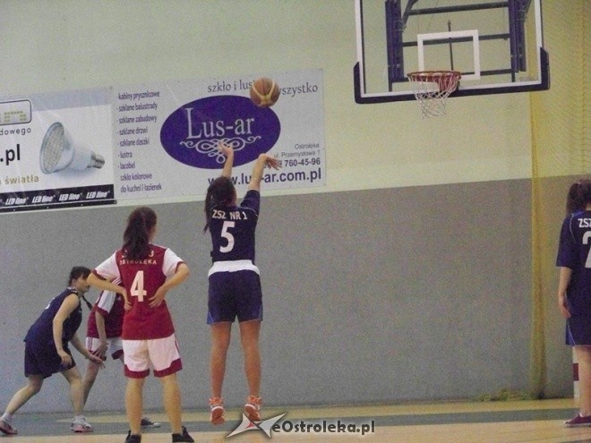 XII Mistrzostwa Miasta Ostrołęki Szkół Średnich w koszykówce kobiet (30.03.2014) - zdjęcie #52 - eOstroleka.pl