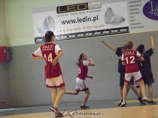 XII Mistrzostwa Miasta Ostrołęki Szkół Średnich w koszykówce kobiet (30.03.2014) - zdjęcie #30 - eOstroleka.pl