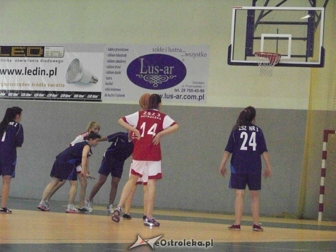 XII Mistrzostwa Miasta Ostrołęki Szkół Średnich w koszykówce kobiet (30.03.2014) - zdjęcie #27 - eOstroleka.pl