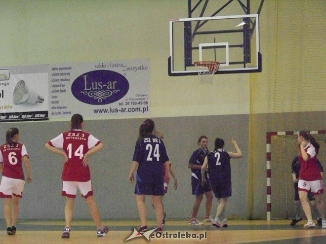 XII Mistrzostwa Miasta Ostrołęki Szkół Średnich w koszykówce kobiet (30.03.2014) - zdjęcie #26 - eOstroleka.pl