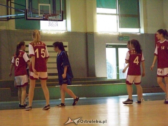 XII Mistrzostwa Miasta Ostrołęki Szkół Średnich w koszykówce kobiet (30.03.2014) - zdjęcie #24 - eOstroleka.pl