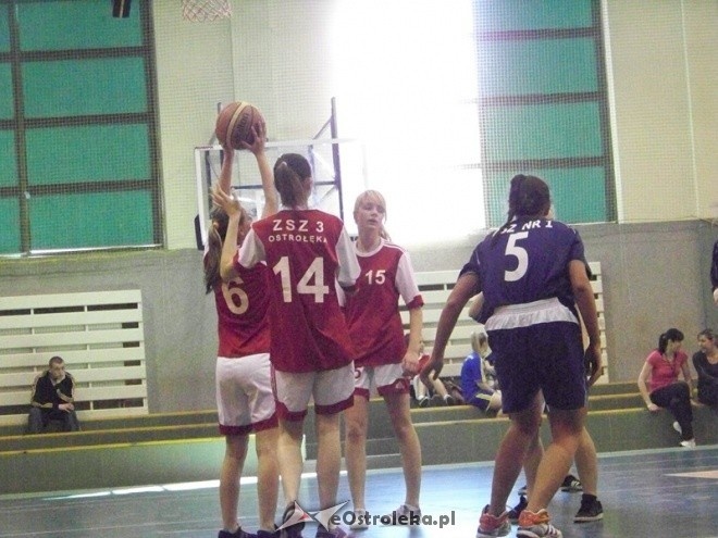 XII Mistrzostwa Miasta Ostrołęki Szkół Średnich w koszykówce kobiet (30.03.2014) - zdjęcie #22 - eOstroleka.pl