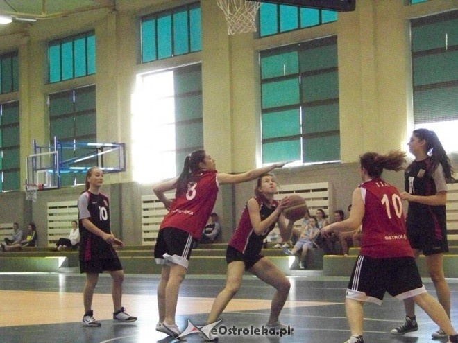 XII Mistrzostwa Miasta Ostrołęki Szkół Średnich w koszykówce kobiet (30.03.2014) - zdjęcie #21 - eOstroleka.pl