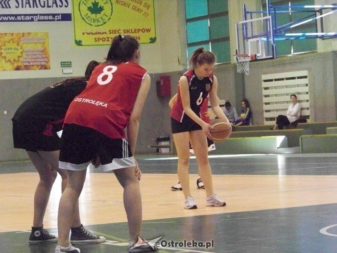 XII Mistrzostwa Miasta Ostrołęki Szkół Średnich w koszykówce kobiet (30.03.2014) - zdjęcie #19 - eOstroleka.pl