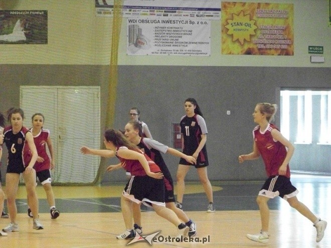 XII Mistrzostwa Miasta Ostrołęki Szkół Średnich w koszykówce kobiet (30.03.2014) - zdjęcie #17 - eOstroleka.pl