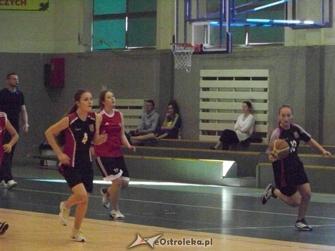 XII Mistrzostwa Miasta Ostrołęki Szkół Średnich w koszykówce kobiet (30.03.2014) - zdjęcie #15 - eOstroleka.pl