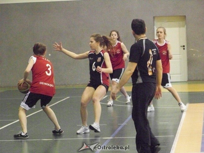 XII Mistrzostwa Miasta Ostrołęki Szkół Średnich w koszykówce kobiet (30.03.2014) - zdjęcie #11 - eOstroleka.pl
