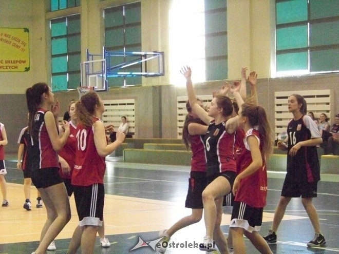 XII Mistrzostwa Miasta Ostrołęki Szkół Średnich w koszykówce kobiet (30.03.2014) - zdjęcie #8 - eOstroleka.pl