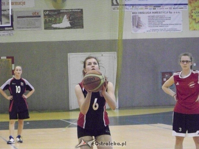 XII Mistrzostwa Miasta Ostrołęki Szkół Średnich w koszykówce kobiet (30.03.2014) - zdjęcie #7 - eOstroleka.pl