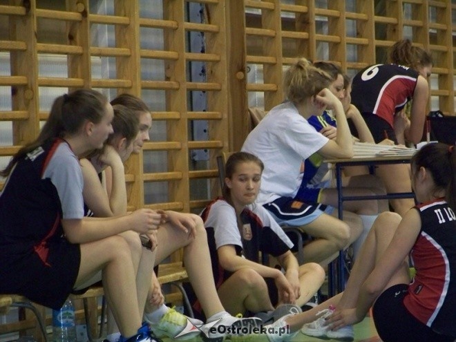 XII Mistrzostwa Miasta Ostrołęki Szkół Średnich w koszykówce kobiet (30.03.2014) - zdjęcie #4 - eOstroleka.pl