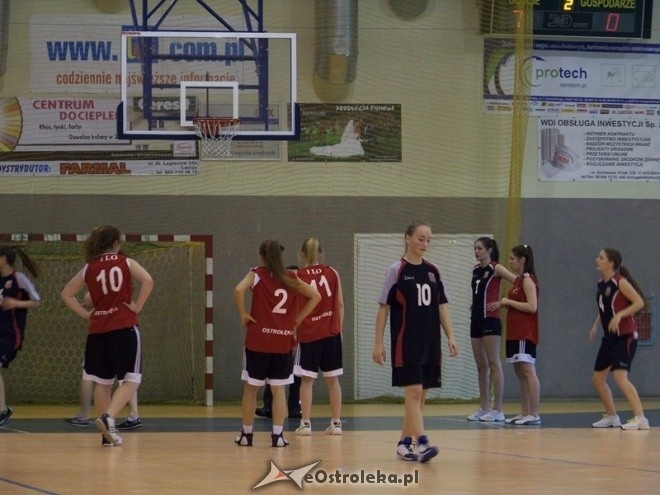 XII Mistrzostwa Miasta Ostrołęki Szkół Średnich w koszykówce kobiet (30.03.2014) - zdjęcie #3 - eOstroleka.pl