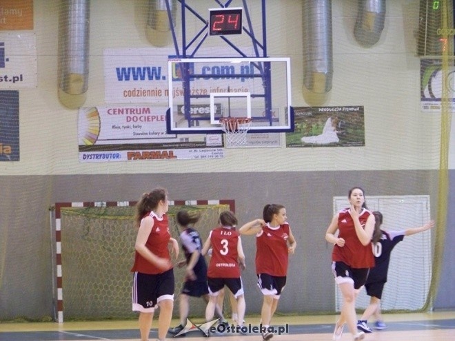 XII Mistrzostwa Miasta Ostrołęki Szkół Średnich w koszykówce kobiet (30.03.2014) - zdjęcie #2 - eOstroleka.pl