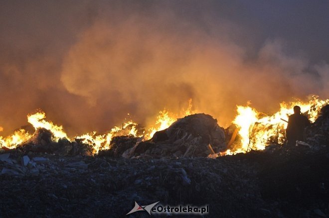Płonie wysypisko śmieci przy ulicy Turskiego w Ostrołęce [31.03.2014] - zdjęcie #24 - eOstroleka.pl
