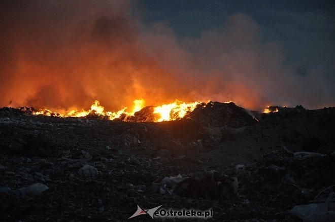 Płonie wysypisko śmieci przy ulicy Turskiego w Ostrołęce [31.03.2014] - zdjęcie #28 - eOstroleka.pl