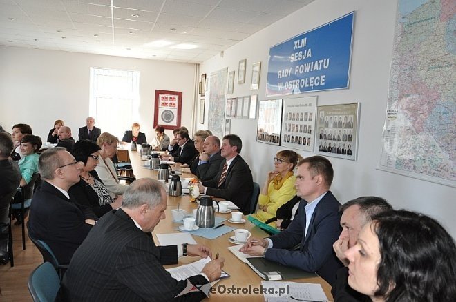 XLIII sesja Rady Powiatu w Ostrołęce [02.04.2014] - zdjęcie #2 - eOstroleka.pl