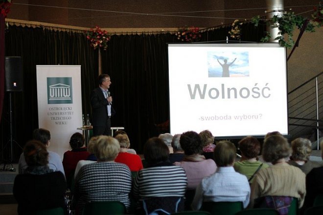 Wykład Janusza Kotowskiego na Ostrołęckim Uniwersytecie Trzeciego Wieku [03.02.2014] - zdjęcie #9 - eOstroleka.pl