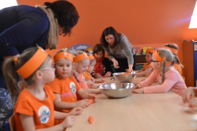 „Światowy dzień marchewki” w Przedszkolu Samorządowym w Goworowie [08.04.2014] - zdjęcie #11 - eOstroleka.pl