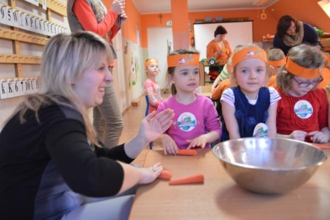 „Światowy dzień marchewki” w Przedszkolu Samorządowym w Goworowie [08.04.2014] - zdjęcie #10 - eOstroleka.pl