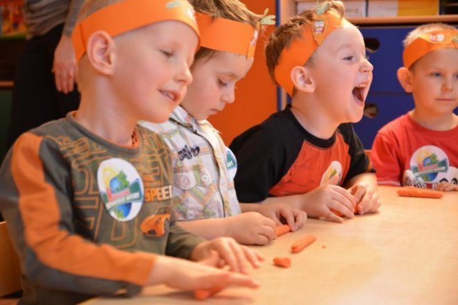 „Światowy dzień marchewki” w Przedszkolu Samorządowym w Goworowie [08.04.2014] - zdjęcie #8 - eOstroleka.pl