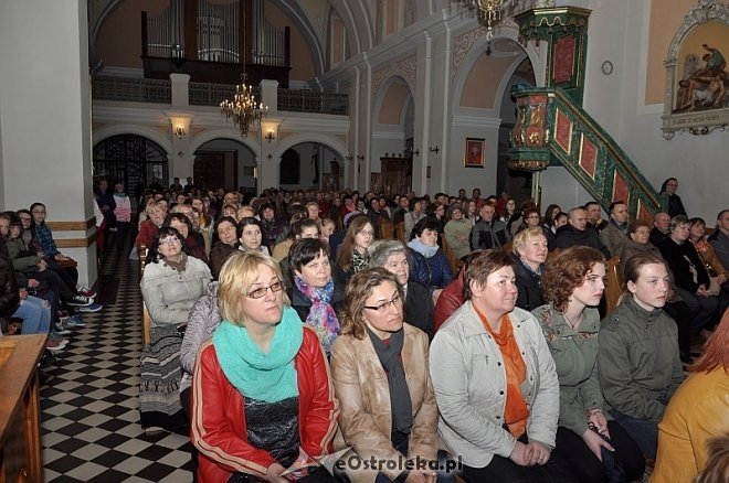 Spotkanie z Anną Golędzinowską w w kościele pw. Nawiedzenia Najświętszej Maryi Panny [10.04.2014] - zdjęcie #2 - eOstroleka.pl