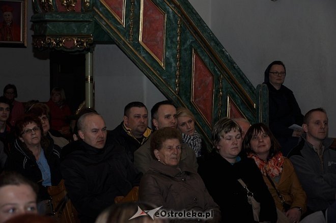 Spotkanie z Anną Golędzinowską w w kościele pw. Nawiedzenia Najświętszej Maryi Panny [10.04.2014] - zdjęcie #5 - eOstroleka.pl