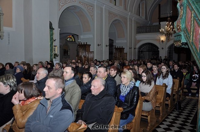Spotkanie z Anną Golędzinowską w w kościele pw. Nawiedzenia Najświętszej Maryi Panny [10.04.2014] - zdjęcie #8 - eOstroleka.pl