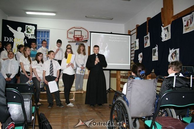Uczniowie ze SOS-W uczcili pamięć Jana Pawła II [11.04.2014] - zdjęcie #1 - eOstroleka.pl