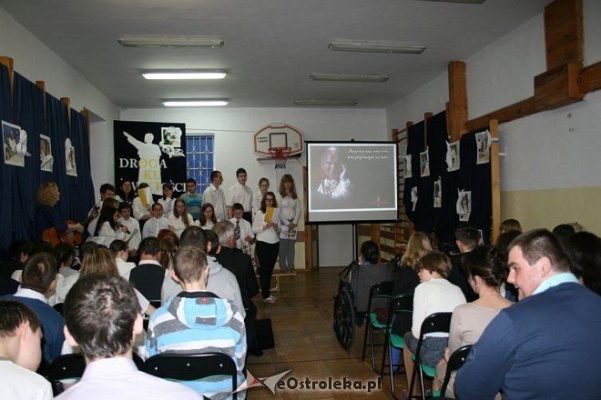 Uczniowie ze SOS-W uczcili pamięć Jana Pawła II [11.04.2014] - zdjęcie #2 - eOstroleka.pl
