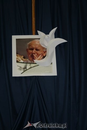 Uczniowie ze SOS-W uczcili pamięć Jana Pawła II [11.04.2014] - zdjęcie #3 - eOstroleka.pl