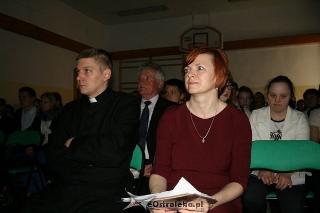 Uczniowie ze SOS-W uczcili pamięć Jana Pawła II [11.04.2014] - zdjęcie #4 - eOstroleka.pl