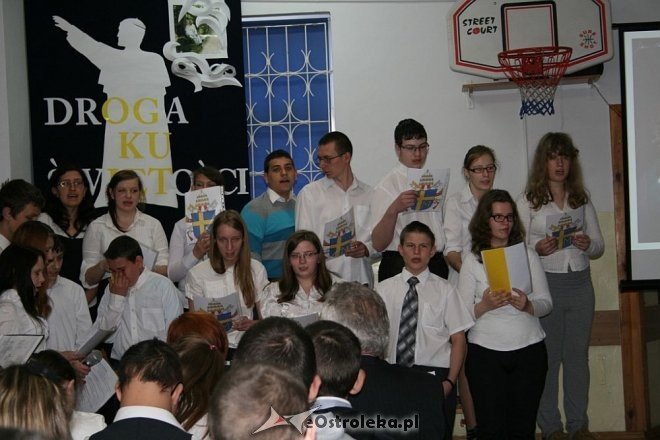 Uczniowie ze SOS-W uczcili pamięć Jana Pawła II [11.04.2014] - zdjęcie #5 - eOstroleka.pl