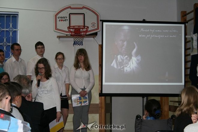 Uczniowie ze SOS-W uczcili pamięć Jana Pawła II [11.04.2014] - zdjęcie #8 - eOstroleka.pl