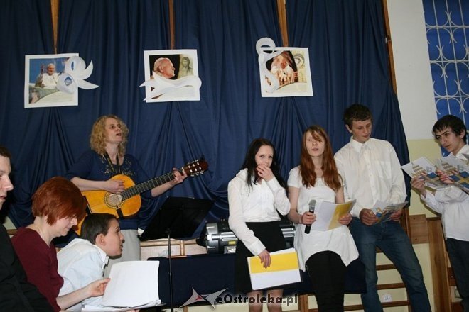 Uczniowie ze SOS-W uczcili pamięć Jana Pawła II [11.04.2014] - zdjęcie #9 - eOstroleka.pl