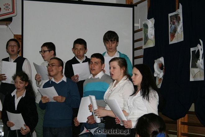 Uczniowie ze SOS-W uczcili pamięć Jana Pawła II [11.04.2014] - zdjęcie #15 - eOstroleka.pl