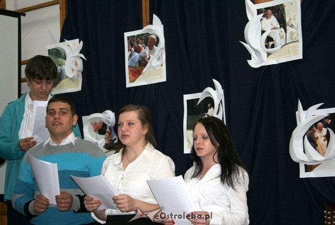 Uczniowie ze SOS-W uczcili pamięć Jana Pawła II [11.04.2014] - zdjęcie #17 - eOstroleka.pl
