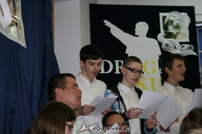 Uczniowie ze SOS-W uczcili pamięć Jana Pawła II [11.04.2014] - zdjęcie #18 - eOstroleka.pl