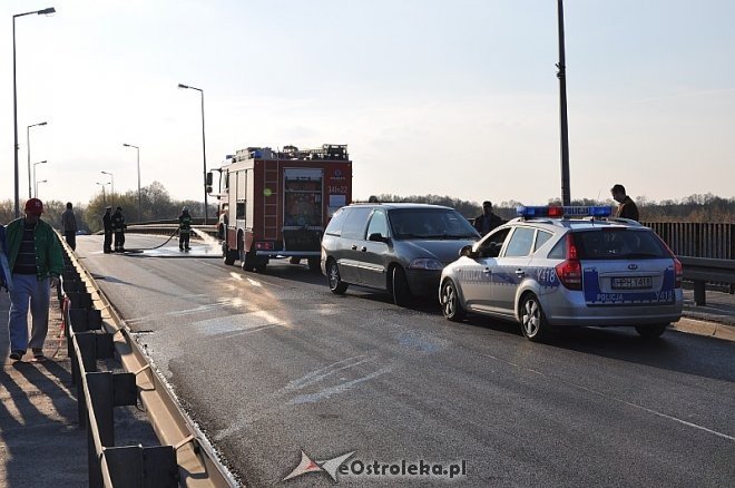 Pożar aut na starym moście [11.04.2014] - zdjęcie #1 - eOstroleka.pl