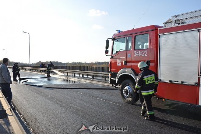 Pożar aut na starym moście [11.04.2014] - zdjęcie #2 - eOstroleka.pl