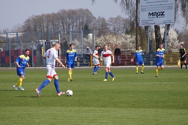 Piłkarskie Derby Ostrołęki: Korona HiD – Narew Ostrołęka [12.04.2014] - zdjęcie #3 - eOstroleka.pl