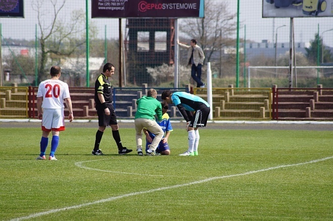 Piłkarskie Derby Ostrołęki: Korona HiD – Narew Ostrołęka [12.04.2014] - zdjęcie #21 - eOstroleka.pl