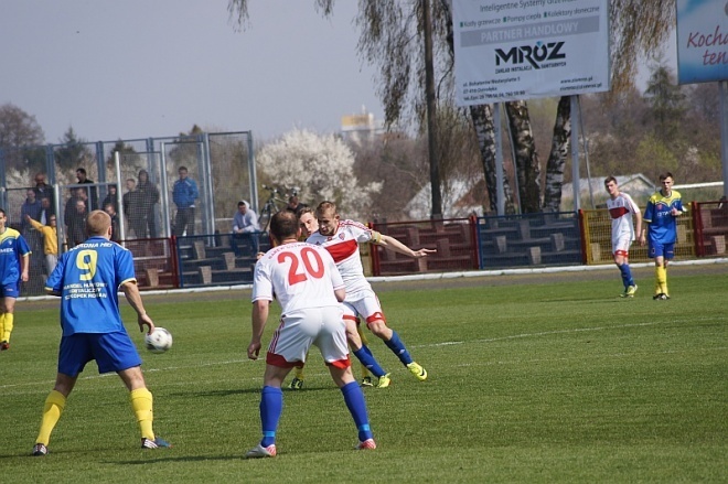 Piłkarskie Derby Ostrołęki: Korona HiD – Narew Ostrołęka [12.04.2014] - zdjęcie #14 - eOstroleka.pl