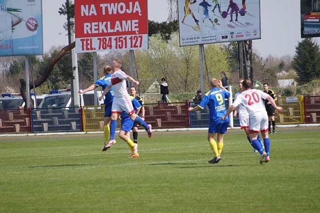Piłkarskie Derby Ostrołęki: Korona HiD – Narew Ostrołęka [12.04.2014] - zdjęcie #20 - eOstroleka.pl
