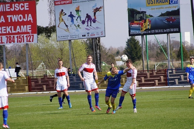 Piłkarskie Derby Ostrołęki: Korona HiD – Narew Ostrołęka [12.04.2014] - zdjęcie #21 - eOstroleka.pl