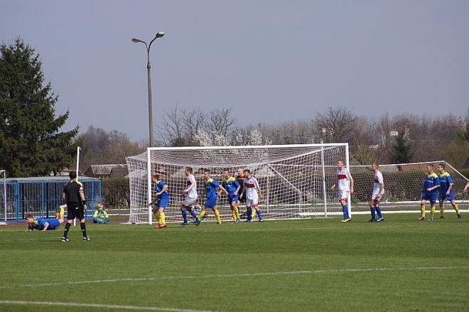 Piłkarskie Derby Ostrołęki: Korona HiD – Narew Ostrołęka [12.04.2014] - zdjęcie #7 - eOstroleka.pl