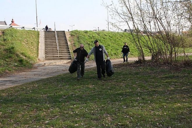 Wiosenne sprzątanie z PZW Narew 38 [12.04.2014] - zdjęcie #3 - eOstroleka.pl